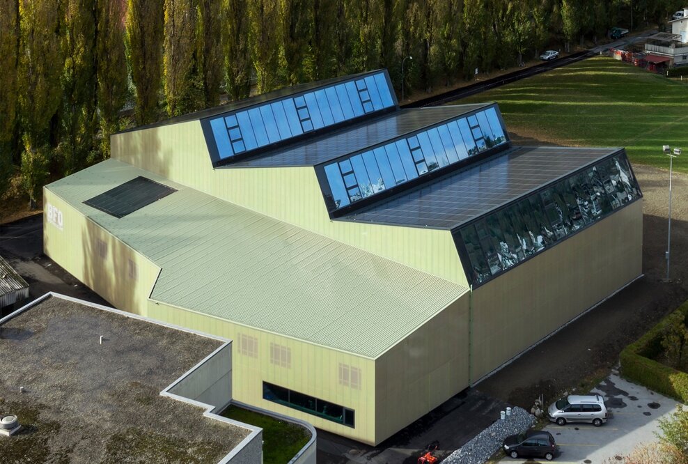 Schweizer Solarpreis für Turnhalle in Visp mit Solarmodulen von Kyocera