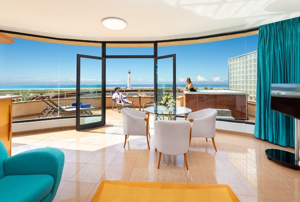 Panorama Blick mit privaten Jacuzzi: Junior Suite im MUR Hotel Faro Jandia & Spa