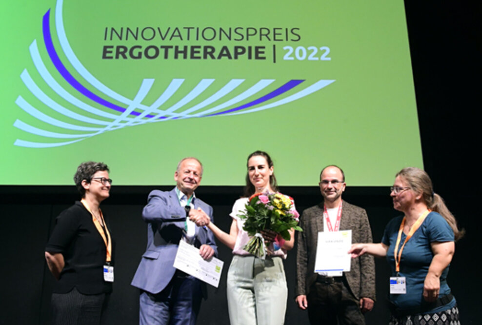 Die Ergotherapeutinnen Katja Stolte, Ursula Regner und Veronika Smalla erhalten für Ihre eingereichten Arbeiten den Innovationspreis Ergotherapie 2022.