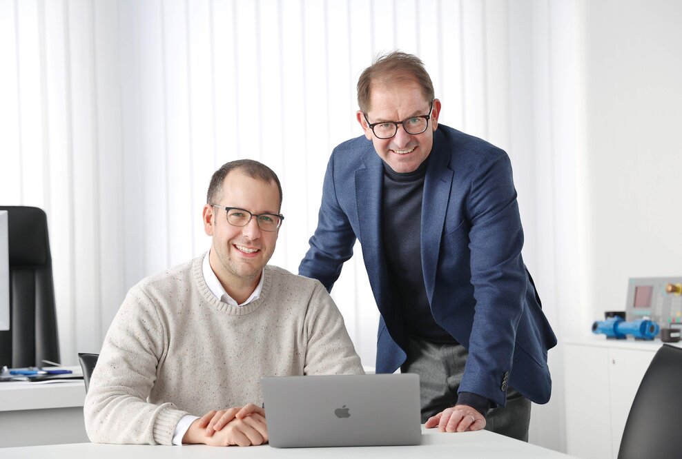 Jury-Vorsitzender Johannes Keller (appliedAI) und Vorstandsvorsitzender Dr. Marc Wucherer vom Industrieunternehmen Ziehl-Abegg freuen sich auf zahlreiche Bewerbungen beim ersten AI Communication Award. 