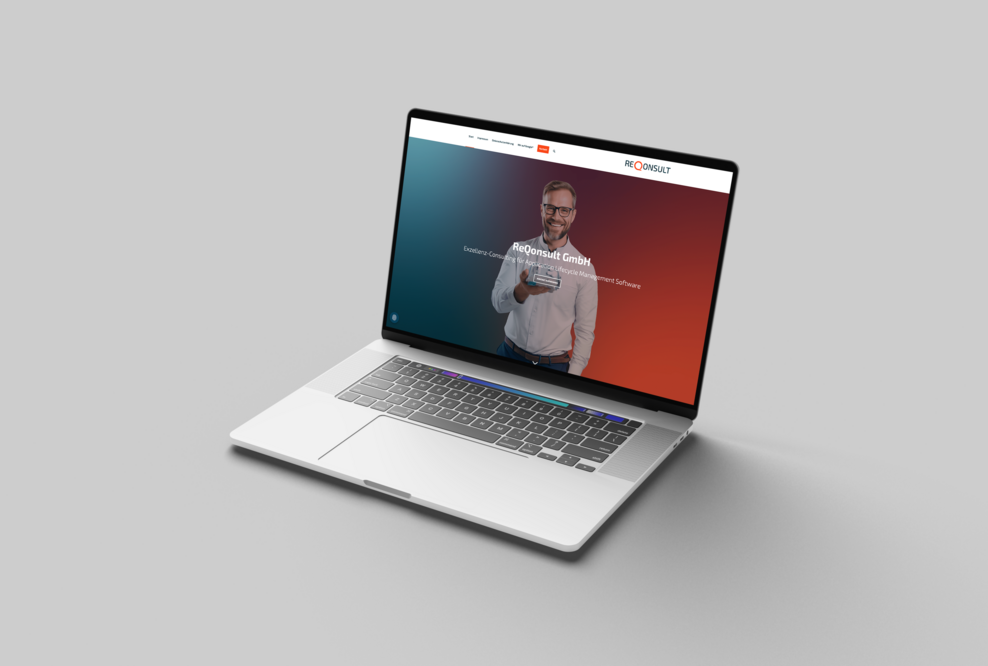 Laptop mit Startseite der ReQonsult GmbH auf dem Bildschirm
