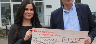 Integration durch freundschaftliche Tandems - Jahresspende von 2.500 Euro geht an den Verein Start with a friend Hamburg