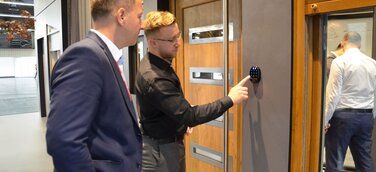 Auf der diesjährigen FENSTERBAU FRONTALE hat DRUTEX erstmals Smart Lock präsentiert. Damit können Eigenheimbesitzer ihre Tür bequem und unkompliziert zu einer smarten Tür aufrüsten.