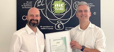 Stolz auf die erfolgreiche Re-Zertifizierung: NIC Systemhaus Geschäftsführer Oliver Heer (links) und Stefan Scholz (rechts) vom IT-Service