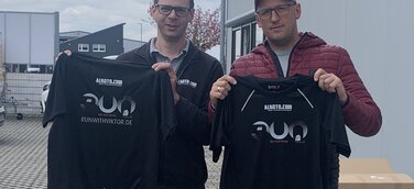 Thomas Hirn und Viktor Reger mit den RunWithViktor Laufshirts