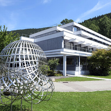 Skulptur der Boyschen Fläche vor dem Gästehaus des Mathematischen Forschungsinstituts Oberwolfach