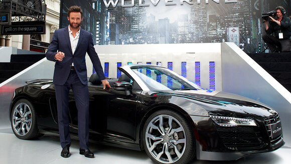 Hugh Jackman im Audi R8 bei Filmpremiere von „The Wolverine”