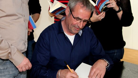 Autor Tommie Goerz signiert bei hl-studios sein neues Buch Einkehr