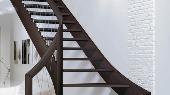 Streger ergänzt sein Treppensortiment durch Wangentreppe mit Geländer aus Edelstahlseilen