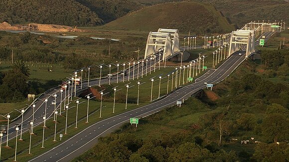 KYOCERA Solar sorgt für Beleuchtung auf dem Arco Metropolitano, der längsten solar beleuchteten Autobahn Brasil