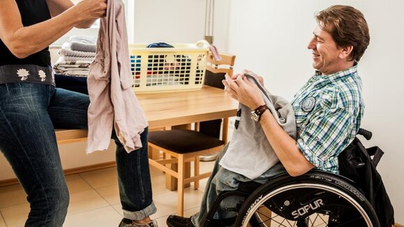 Pflegebgedürftige und Angehörige: Mit professioneller Hilfe von Ergothotherapeuten klappt es zuhause