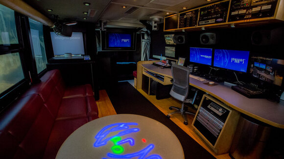 Sonnet stattet John Lennon Educational Tour Bus mit neuester Thunderbolt 2-Technologie aus
