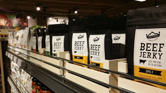 Premium Beef Jerkys aus Augsburg jetzt auch in REWE-Märkten erhältlich