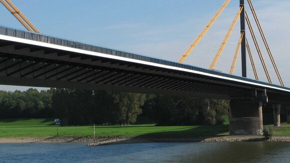 Lkw-Waagen an der A40-Rheinbrücke - möglicherweise folgen noch viele mehr