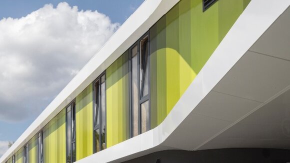 Futuristische Architektur mit vertikalen Fassadenprofilen - korrosionsbeständig, langlebig und 100% recycelbar