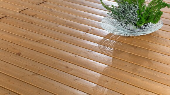 Ökologisch veredelt: Schmale Terrassenprofile im modernen Look. Nachhaltiger Oberflächenschutz mit lösemittelfreiem Holzöl.