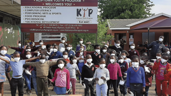 Comazo spendet Atemschutzmasken nach Südafrika