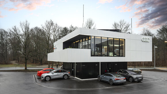Audi charging hub: Lounge