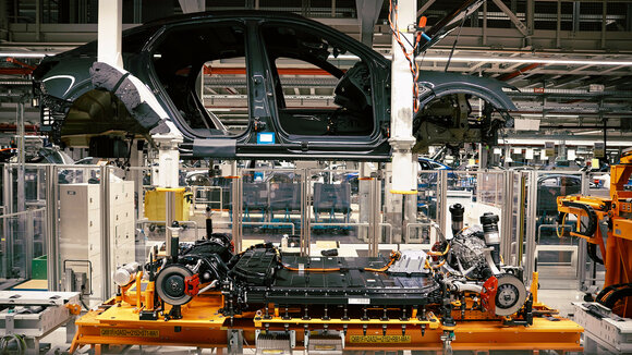 In Brüssel werden Fahrwerk, Getriebe, E-Maschine und Hochvoltbatterie in die Karosserie des Audi Q8 e-tron eingesetzt.