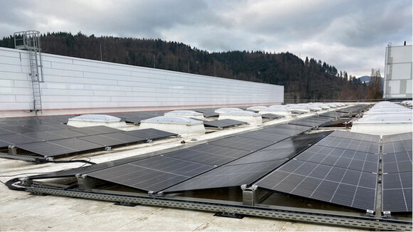 Die Photovoltaikanlage wurde auf dem Dach der neuen Systembauhalle installiert. 
