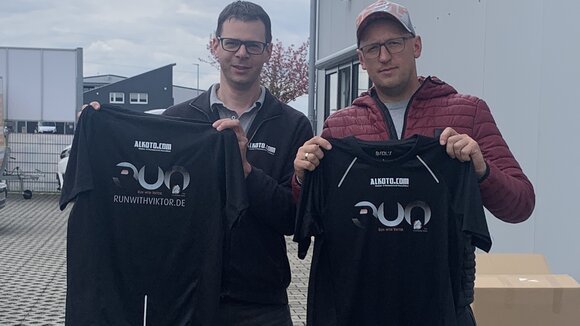 Thomas Hirn und Viktor Reger mit den RunWithViktor Laufshirts