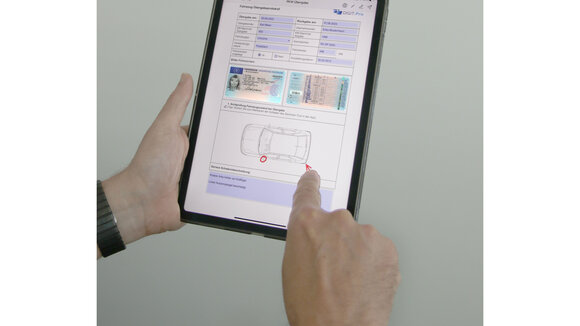 Die DIGIT:Pro-App bringt das Corporate Design 1:1 auf Smartphone oder Tablet. Der DIGIT:Pro-Server liefert an die App automatisch gerätespezifische Design- und Sprachversionen.