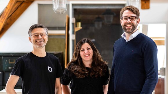 Im Bild v.l.n.r.: Oliver Zenglein, CEO und Gründer; Nicole Rainer, Geschäftsführerin; Max Höpner als neues Mitglied der Geschäftsführung.